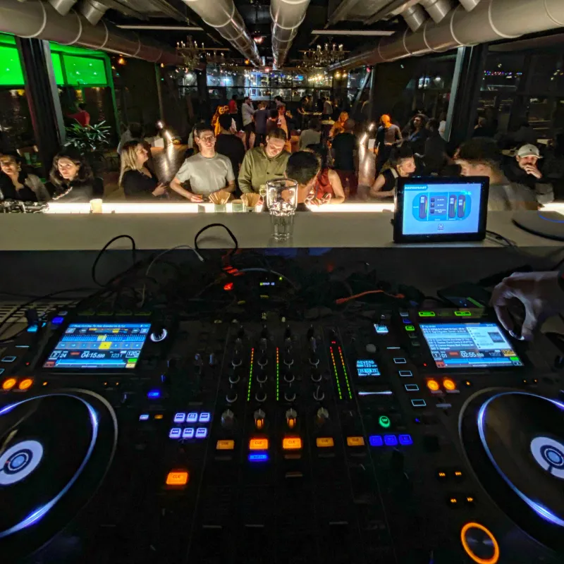 DJ professionnel en action